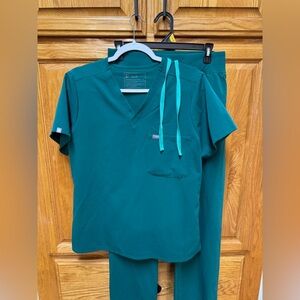 Figs Medium Kelly Green scrub set
